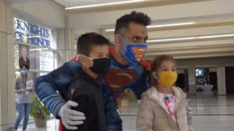 Những ‘siêu nhân’ khích lệ trẻ em tiêm vaccine COVID-19 tại Mỹ