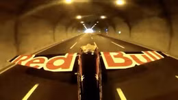 Ngỡ ngàng cảnh máy bay phi tốc độ cao xuyên 2 đường hầm