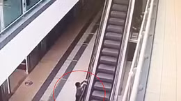 Video bé 4 tuổi rơi từ độ cao 6 m do bám vào thành cầu thang máy