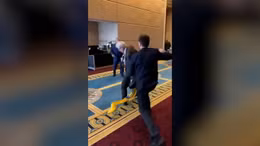 Tình huống hi hữu: Nghị sĩ Ukraine và quan chức Nga xô xát ở nước thứ ba