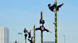 Video lính cứu hỏa Nhật Bản giữ thăng bằng trên thang dựng đứng