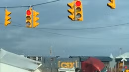 Video tàu hỏa 'xé toạc' xe tải mắc kẹt trên đường ray