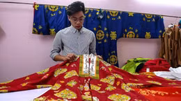 Hãng AFP đưa tin về nhà thiết kế trẻ đam mê cổ phục Việt Nam