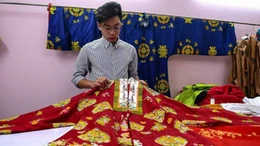 Hãng AFP đưa tin về nhà thiết kế trẻ đam mê cổ phục Việt Nam