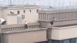 Thót tim cảnh cậu bé vô tư nhảy qua khoảng trống mái nhà chung cư 22 tầng