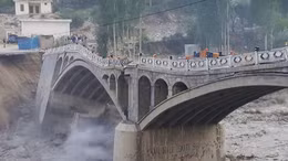 Video lũ quét cuốn phăng cây cầu lớn tại Pakistan