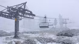 Kỳ lạ tuyết rơi giữa mùa hè ở California, Mỹ