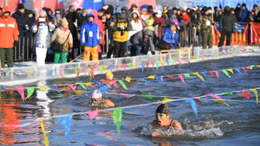 Thi bơi trong giá rét ở Trung Quốc