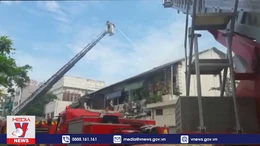 Dập tắt đám cháy chung cư cũ ở TP Hồ Chí Minh