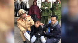 Bắt nghi phạm mang 4 bánh heroin