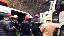 Xe khách giường nằm xoay ngang vì va chạm, 7 người thương vong