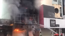 Giải cứu 2 người trong đám cháy nhà cao tầng tại TP Hồ Chí Minh