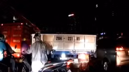 Nam thanh niên luồn lách khi tắc đường và cái kết