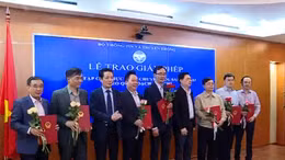 Trao giấy phép hoạt động cho 18 tạp chí