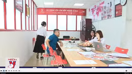 Phụ huynh chi tiền mua an tâm vào lớp 10 cho con