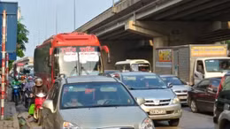 Ô tô thường xuyên dàn kín mặt đường trong nội thành Hà Nội