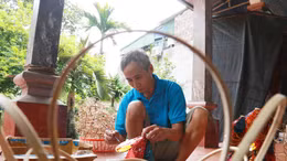 Lão nông gần nửa thế kỷ gắn bó với nghề làm đèn cù