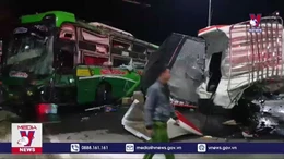 Va chạm xe khách giường nằm và xe tải, hàng chục người bị thương
