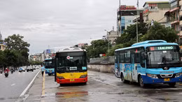 Xe buýt Hà Nội vắng vẻ trong sáng hoạt động trở lại