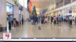 Bộ Công an khuyến cáo rủi ro khi xách hộ hàng hóa tại sân bay