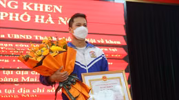 Trao thư khen, bằng khen cho người hùng cứu bé gái thoát khỏi đám cháy