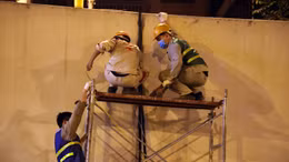 Công nhân xuyên đêm tu sửa hầm Kim Liên