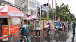 Người dân đội mưa đi tiếp tế tại phường Chương Dương do bị cách ly thêm 14 ngày