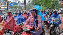 Hà Nội: Mưa lớn đầu giờ sáng gây ùn tắc nhiều tuyến đường