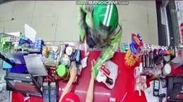 Trộm cướp 'rình rập' cửa hàng tiện lợi mùa dịch