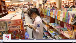 Chính phủ thống nhất giữ giá trần vé máy bay và sách giáo khoa