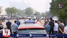 Ùn tắc ngay sau khi Trung tâm đăng kiểm hoạt động trở lại