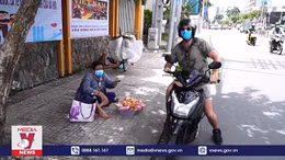 Thanh niên ngoại quốc chạy xe máy phát cơm cho người nghèo tại TP Hồ Chí Minh