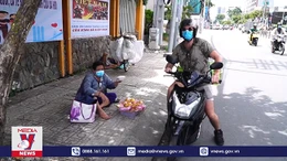 Thanh niên ngoại quốc chạy xe máy phát cơm cho người nghèo tại TP Hồ Chí Minh