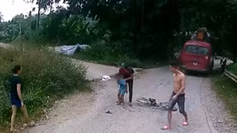 Thoát chết dưới bánh xe khách