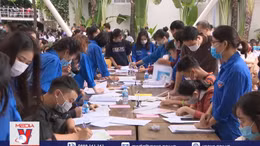 Xếp hàng xuyên đêm xét tuyển Đại học