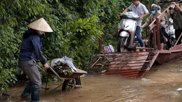 Thủy điện Hòa Bình xả lũ, người dân bãi giữa sông Hồng dùng đò để di lại