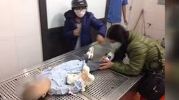 Khẩn trương điều tra vụ trẻ tử vong nghi do bạo hành