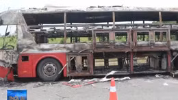 Ô tô khách cháy rụi, 11 hành khách may mắn thoát chết