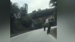 Thanh niên say rượu đâm vào vách núi