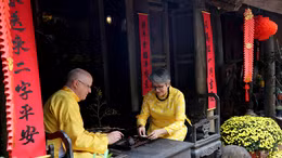 Người nước ngoài háo hức trải nghiệm Tết Việt Nam 