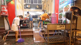 Chủ quán ăn Hà Nội dọn dẹp xuyên đêm sau khi được phép bán hàng trở lại