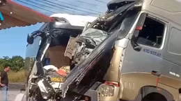 Xe container tông trực diện xe khách tại Bình Phước