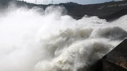 Thủy điện Hòa Bình xả lũ, nhiều người kéo đến check-in