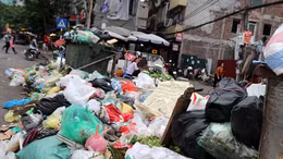 Người dân chặn xe vào bãi rác Nam Sơn, rác thải lại 'bao vây' đường phố Hà Nội 