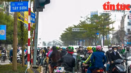 Giao thông hỗn loạn trong ngày đầu điều chỉnh thí điểm phân luồng Ngã Tư Sở, Hà Nội