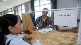 Người dân hồ hởi đi đăng ký thẻ xe buýt miễn phí