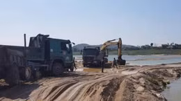 Doanh nghiệp ngang nhiên khai thác cát sau khi bị thu hồi giấy phép