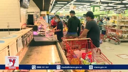 Người dân TP Hồ Chí Minh đổ xô mua hàng trước ngày 'ở yên tại chỗ'