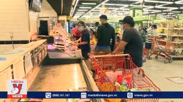 Người dân TP Hồ Chí Minh đổ xô mua hàng trước ngày 'ở yên tại chỗ'