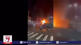 Hai xe đầu kéo container va chạm bốc cháy tại Bình Dương